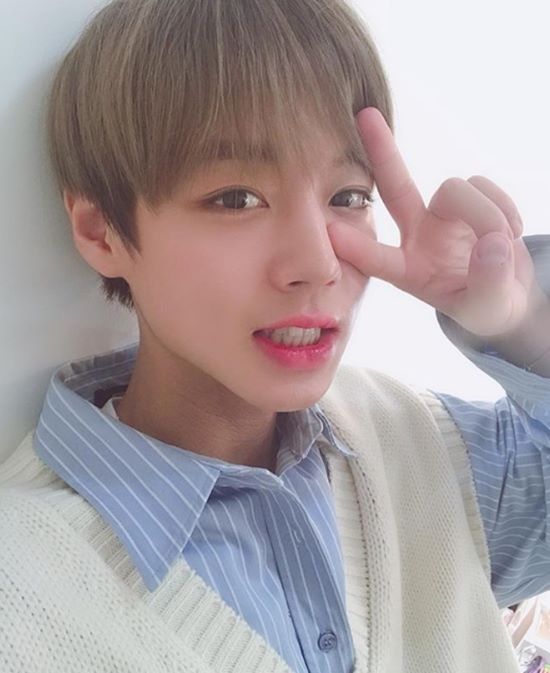 Park Jihoon gave his feelings of communication with fans.On the 10th, Park Jihoon said through his Instagram, I was the first insta live, but I was so nervous. Thank you for coming in, though.The photo showed Park Jihoon staring at Camera with a bright expression, who showed off his extraordinary visuals by drawing a cute V-shaped picture.Park Jihoon opened his Instagram on the day and started full-scale communication with fans.The Instagram has gained a hot response, including more than 370,000 followers.Meanwhile, Park Jihoon will complete the Wanna One activity with the Wanna One Final Concert Therefore from 24th to 27th.Photo: Park Jihoon Instagram