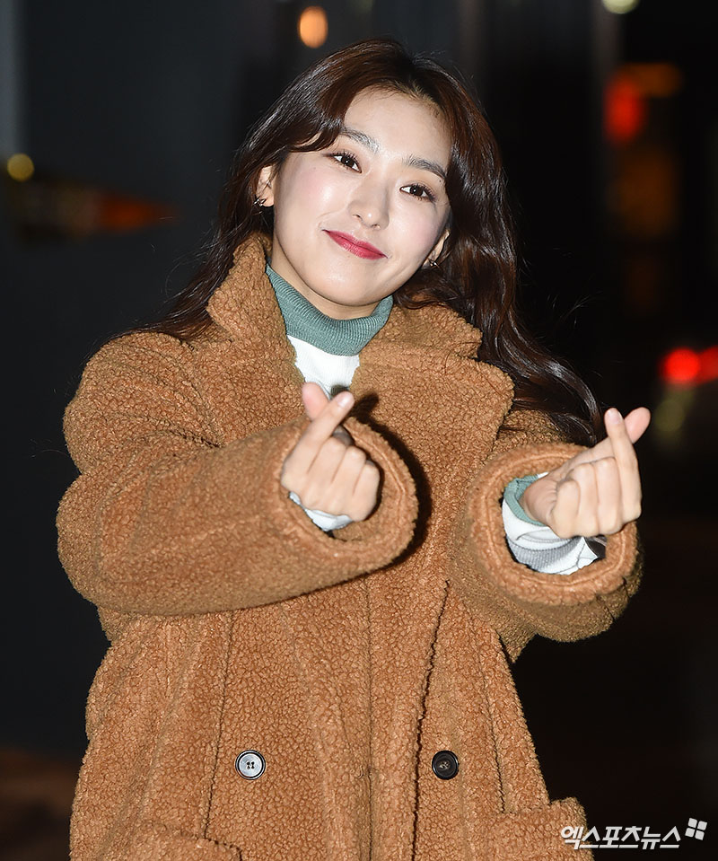 Actor Yoon Bora, who attended the OCN Wednesday-Thursday evening drama Gods Quiz: Reboot Party with staff at a restaurant in Yeouido-dong, Seoul, is posing.