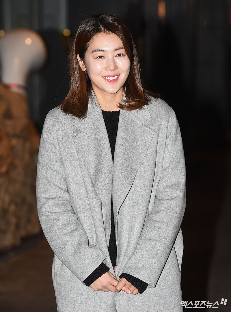Actor Yoo Jung-rae, who attended the OCN Wednesday-Thursday evening drama Gods Quiz: Reboot Party with staff at a restaurant in Yeouido-dong, Seoul, is posing.