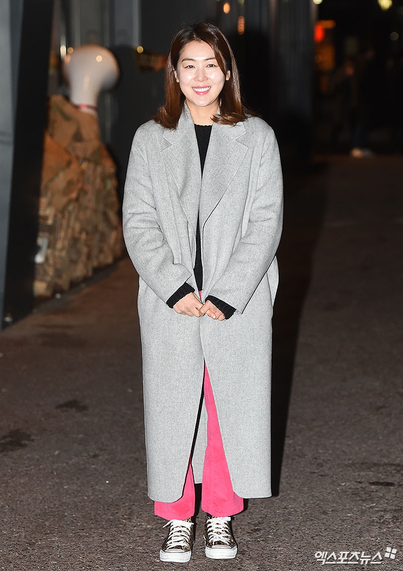 Actor Yoo Jung-rae, who attended the OCN Wednesday-Thursday evening drama Gods Quiz: Reboot Party with staff at a restaurant in Yeouido-dong, Seoul, is posing.