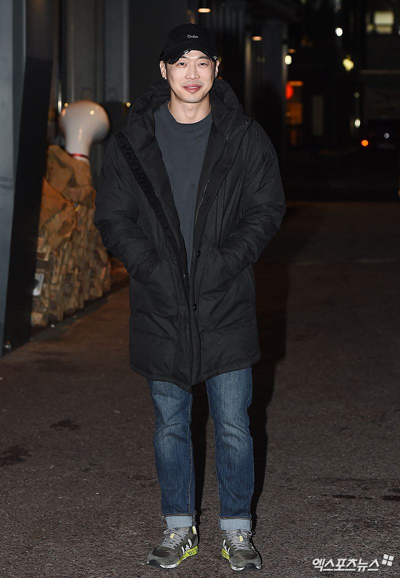 Actor Kim Jae Won poses at the OCN Wednesday-Thursday evening drama Gods Quiz: Reboot Party with staff at a restaurant in Yeouido-dong, Seoul on the afternoon of the 10th.