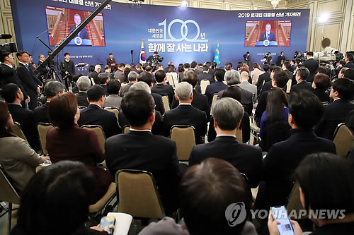 대통령 신년연설 '주목' (서울=연합뉴스) 황광모 기자 = 문재인 대통령이 10일 오전 청와대 본관에서 신년 기자회견을 앞두고 '새해 국정운영 방향'을 발표하는 동안 노영민 비서실장을 비롯한 신임 비서진과 청와대 관계자들이 영빈관에서 중계화면을 통해 발표를 지켜보고 있다.  hkmpooh@yna.co.kr