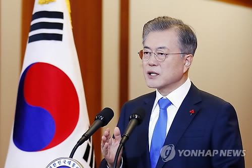 문 대통령, '새해 국정구상, 키워드는 경제' (서울=연합뉴스) 배재만 기자 = 문재인 대통령이 10일 오전 청와대 본관에서 신년 기자회견을 앞두고 발표문을 낭독하고 있다. 이후 문 대통령은 청와대 영빈관으로 이동해 내외신 출입 기자들을 대상으로 일문일답을 포함한 신년 기자회견을 연다.  scoop@yna.co.kr