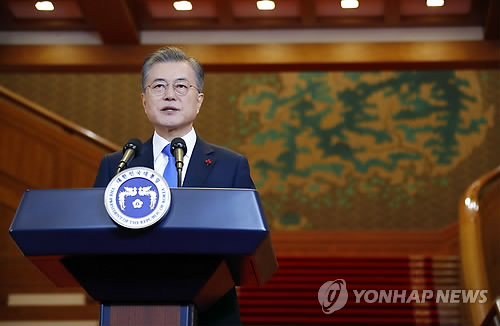 새해 국정구상 발표하는 문 대통령 (서울=연합뉴스) 배재만 기자 = 문재인 대통령이 10일 오전 청와대 본관에서 신년 기자회견을 앞두고 발표문을 낭독하고 있다. 이후 문 대통령은 청와대 영빈관으로 이동해 내외신 출입 기자들을 대상으로 일문일답을 포함한 신년 기자회견을 연다. scoop@yna.co.kr