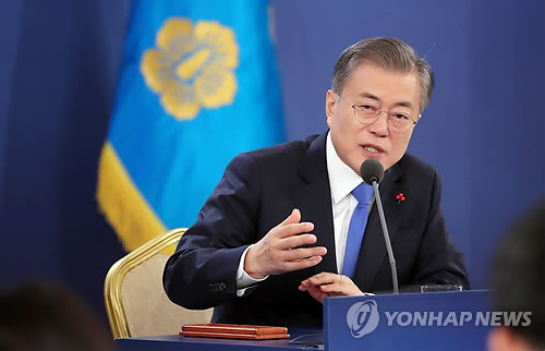 답변하는 문 대통령 (서울=연합뉴스) 황광모 기자 = 10일 오전 청와대 영빈관에서 열린 2019년 문재인 대통령 신년 기자회견에서 취재진의 질문에 답하고 있다. 2019.1.10 hkmpooh@yna.co.kr