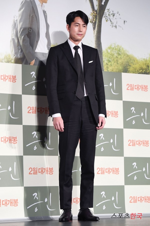 Jung Woo-sung attends the film Witness (director Lee Han) Production Briefing Session at CGV Lotte Cinema in Gwangjin-gu, Seoul on the morning of the 10th.The film Witness depicts the story of a lawyer Sun Ho (Jung Woo-sung), who has to prove the innocence of a possible murder suspect, meeting the only witness at the scene of the incident, autistic girl Jiu (Kim Hyang-gi).It will be released in February.