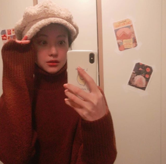 Actor Oh Yeon-seo has drawn attention with doll-like beautiful looks.Oh Yeon-seo posted a picture on his Instagram on the 11th with an article entitled today cold?In the photo posted, Oh Yeon-seo is taking a picture of herself in a mirror. Oh Yeon-seo wearing a bread hat emits a lovely charm.A distinctive feature on a small face makes you feel like a doll Beautiful look.Photo: Oh Yeon-seo Instagram