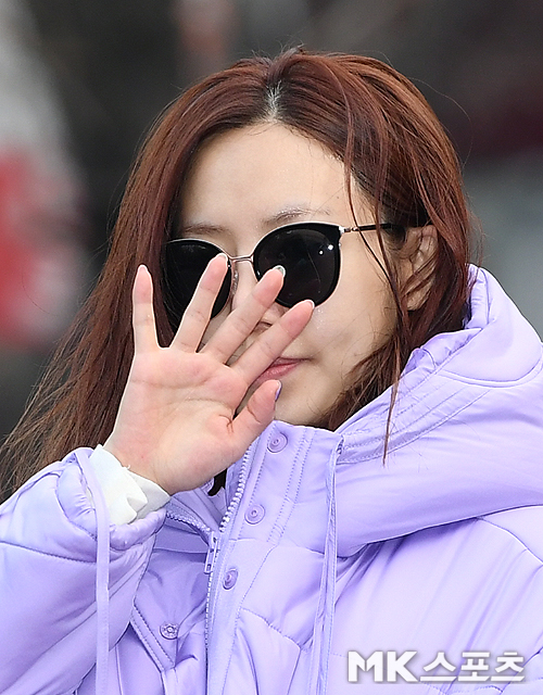 KBS Music Bank rehearsal was held at KBS in Yeouido, Yeongdeungpo-gu, Seoul on the morning of the 11th.Apink Kim Nam-joo poses as he heads to rehearsal
