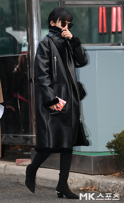 KBS Music Bank rehearsal was held at KBS in Yeouido, Yeongdeungpo-gu, Seoul on the morning of the 11th.Apink Yoon Bomi poses as he heads to rehearsal