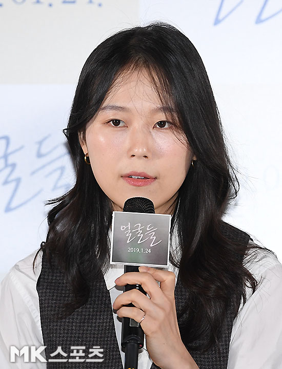 Actor Kim Sae-byeok poses at the premiere of the film Faces (director/Lee Kang-hyun) at Megabox Dongdaemun in Jung-gu, Seoul on the afternoon of the 11th.Faces will be released on January 24th as a movie that captures the faces of young people who live hard in reality.