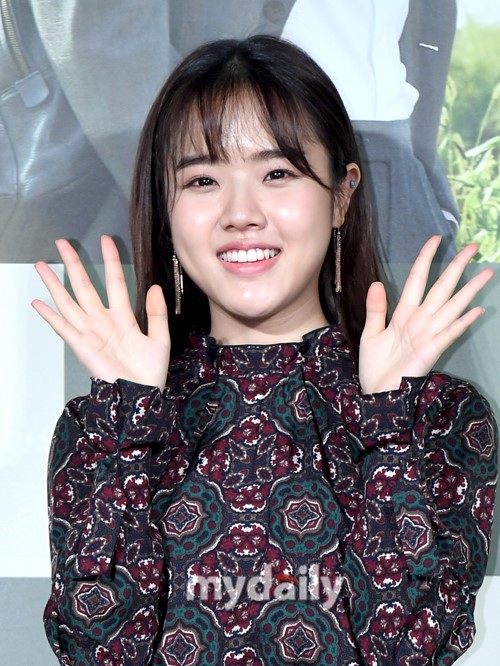 Actor Kim Hyang Gi returns as autistic girl character in his next film, Witnesses, which has been filled with praise from her opponent Jung Woo-sung, which has led her to expect a career-class transformation of acting.Kim Hyang Gi makes a comeback on screen in Witness, taking on the role of erasing the setting with Asperger syndrome.Last year, he completely absorbed the character of different colors in each work such as the movie With God series, Youngju and web drama # Good Taste.It boasts a full-fledged emotional performance that is as good as any adult actor, and shows wide growth.In this Witness, it is expected to show the role of Autism Girl to the audience without any sense of heterogeneity.It is a bad thing, but it conveys the charm of Jiwoo who tries to communicate with the world in his own language and foresaw a deep echo.With a delicate hot performance that does not miss a gesture or a glance, Kim Hyang Gi warmly paints the theater in February: I tried to express the erase freely without being bound by the setting.I tried to put it in the situation and put it as it is. Jung Woo-sung, who is a presidential candidate, was attracted by his unpretentious performance. Witness is a work that takes a large part of the two peoples chemistry.Jung Woo-sung was impressed that Kim Hyang Gi was able to immerse himself in the role of lawyer.Kim Hyang Gi has always shown me erase, he said. It seemed that Jiu, not Kim Hyang Gi, was asking questions.The ambassador just came to my heart and was stuck. I did not have to doubt anything about sharing my feelings from the beginning, and the innocence of Actor Kim Hyang Gi was passed on to me.It was a really good colleague Actor who gave a great inspiration to the other party. Witness is a story about a lawyer who has to prove the innocence of a possible murder suspect, meeting the only witness of the crime scene, the autistic girl Jiu.