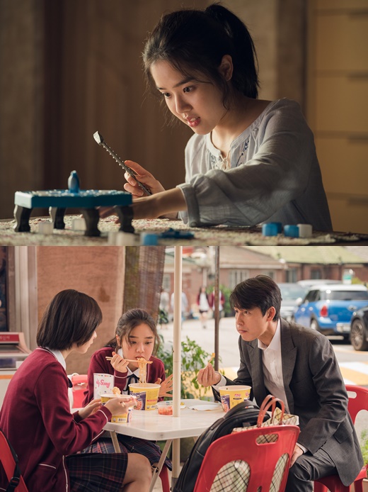 Actor Kim Hyang Gi returns as autistic girl character in his next film, Witnesses, which has been filled with praise from her opponent Jung Woo-sung, which has led her to expect a career-class transformation of acting.Kim Hyang Gi makes a comeback on screen in Witness, taking on the role of erasing the setting with Asperger syndrome.Last year, he completely absorbed the character of different colors in each work such as the movie With God series, Youngju and web drama # Good Taste.It boasts a full-fledged emotional performance that is as good as any adult actor, and shows wide growth.In this Witness, it is expected to show the role of Autism Girl to the audience without any sense of heterogeneity.It is a bad thing, but it conveys the charm of Jiwoo who tries to communicate with the world in his own language and foresaw a deep echo.With a delicate hot performance that does not miss a gesture or a glance, Kim Hyang Gi warmly paints the theater in February: I tried to express the erase freely without being bound by the setting.I tried to put it in the situation and put it as it is. Jung Woo-sung, who is a presidential candidate, was attracted by his unpretentious performance. Witness is a work that takes a large part of the two peoples chemistry.Jung Woo-sung was impressed that Kim Hyang Gi was able to immerse himself in the role of lawyer.Kim Hyang Gi has always shown me erase, he said. It seemed that Jiu, not Kim Hyang Gi, was asking questions.The ambassador just came to my heart and was stuck. I did not have to doubt anything about sharing my feelings from the beginning, and the innocence of Actor Kim Hyang Gi was passed on to me.It was a really good colleague Actor who gave a great inspiration to the other party. Witness is a story about a lawyer who has to prove the innocence of a possible murder suspect, meeting the only witness of the crime scene, the autistic girl Jiu.