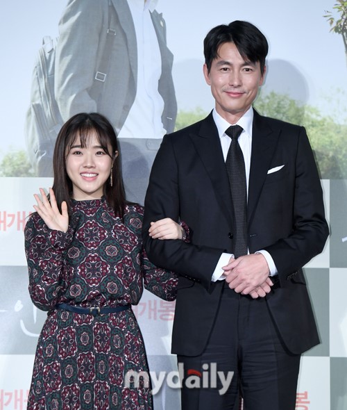 Actor Kim Hyang Gi returns as autistic girl character in his next film, Witnesses, which has been filled with praise from her opponent Jung Woo-sung, which has led her to expect a career-class transformation of acting.Kim Hyang Gi makes a comeback on screen in Witness, taking on the role of erasing the setting with Asperger syndrome.Last year, he completely absorbed the character of different colors in each work such as the movie With God series, Youngju and web drama # Good Taste.It boasts a full-fledged emotional performance that is as good as any adult actor, and shows wide growth.In this Witness, it is expected to show the role of Autism Girl to the audience without any sense of heterogeneity.It is a bad thing, but it conveys the charm of Jiwoo who tries to communicate with the world in his own language and foresaw a deep echo.With a delicate hot performance that does not miss a gesture or a glance, Kim Hyang Gi warmly paints the theater in February: I tried to express the erase freely without being bound by the setting.I tried to put it in the situation and put it as it is. Jung Woo-sung, who is a presidential candidate, was attracted by his unpretentious performance. Witness is a work that takes a large part of the two peoples chemistry.Jung Woo-sung was impressed that Kim Hyang Gi was able to immerse himself in the role of lawyer.Kim Hyang Gi has always shown me erase, he said. It seemed that Jiu, not Kim Hyang Gi, was asking questions.The ambassador just came to my heart and was stuck. I did not have to doubt anything about sharing my feelings from the beginning, and the innocence of Actor Kim Hyang Gi was passed on to me.It was a really good colleague Actor who gave a great inspiration to the other party. Witness is a story about a lawyer who has to prove the innocence of a possible murder suspect, meeting the only witness of the crime scene, the autistic girl Jiu.