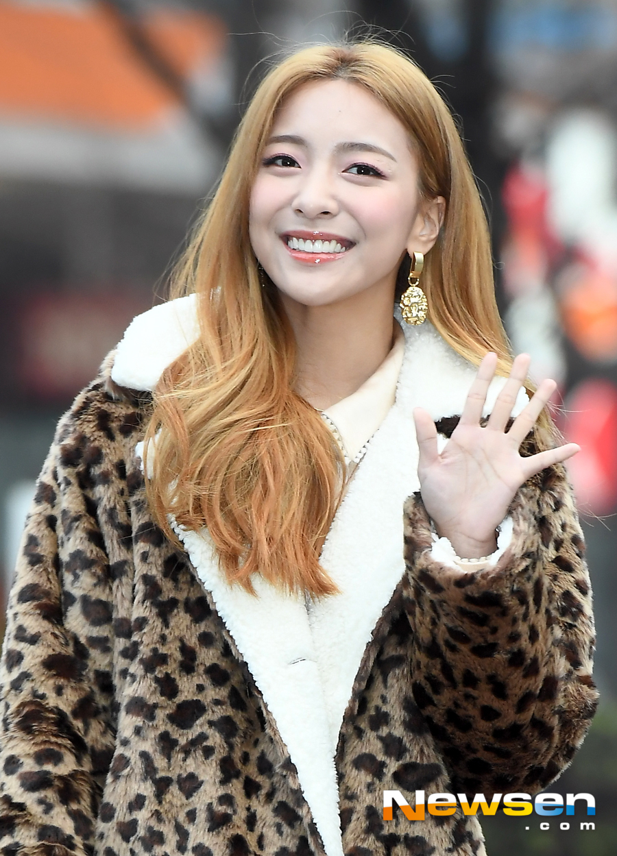 The rehearsal of KBS 2TV Music Bank was held at the public hall of KBS New Pavilion in Yeouido, Yeongdeungpo-gu, Seoul, on January 11th.Luna is attending the day.