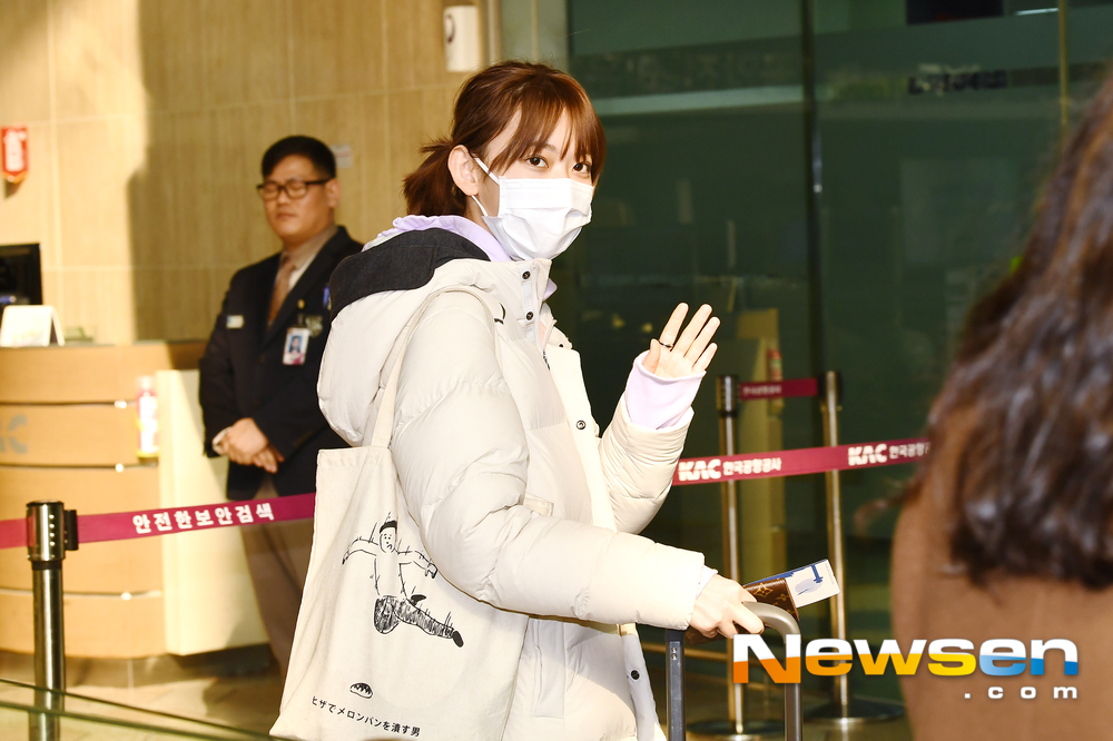 Miyawaki Sakura, a member of IZ*ONE, left for Tokyo, Japan, on January 11th, via Gimpo International Airport in Banghwa-dong, Gangseo-gu, Seoul.IZ*ONE (IZONE) member Miyawaki Sakura is leaving for Tokyo, Japan.