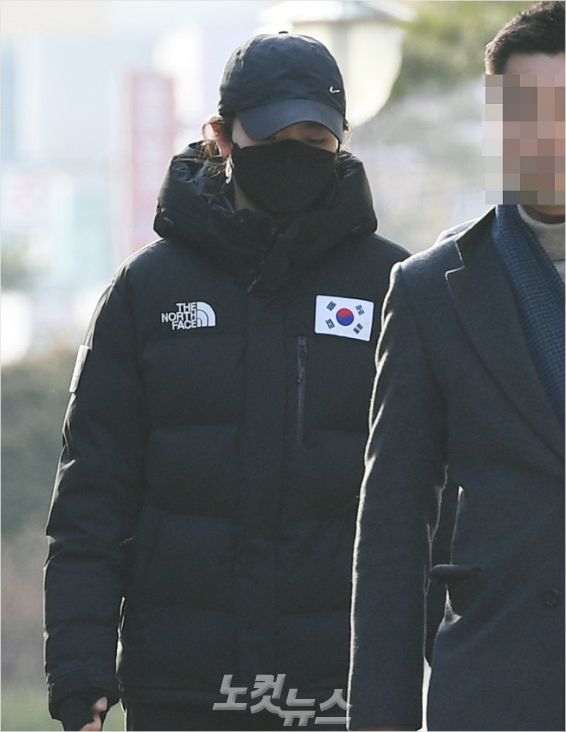 '10년 전에만 잘 했어도' 쇼트트랙 여자 대표팀 심석희(한국체대)가 지난달 17일 오후 경기도 수원지방법원에서 열린 조재범 전 국가대표팀 코치의 항소심 2차 공판에 증인으로 출석하고 있다. 이한형 기자