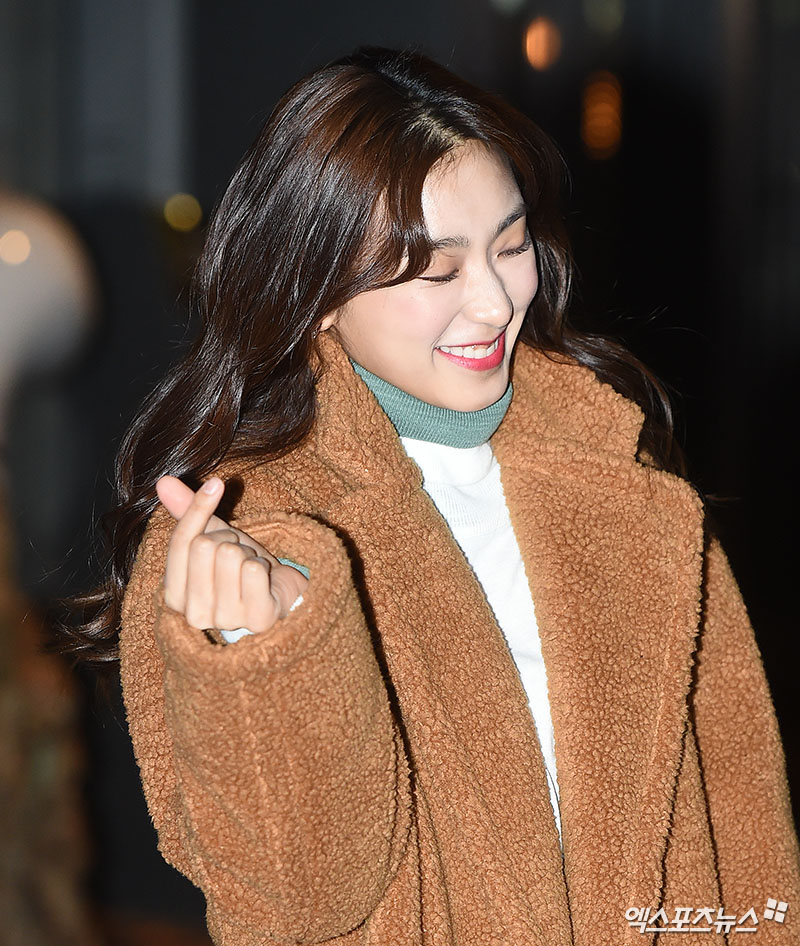 Actor Yoon Bora, who attended the OCN Wednesday-Thursday evening drama Gods Quiz: Reboot Party with staff at a restaurant in Yeouido-dong, Seoul, is posing.