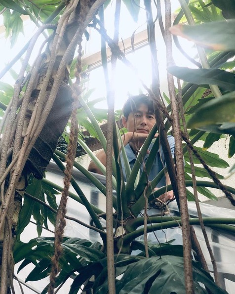 <p>Jung Woo-sung 11, to his Instagram in one photo posted. The revealed photo Jung Woo-sung plants between face and Camera.</p><p>The plant stem with these people, Jung Woo-sungs face a little obscured, but still superior visuals show off eye-catching.</p><p>Meanwhile, Jung Woo-sung - the movie witnessstarring.</p>