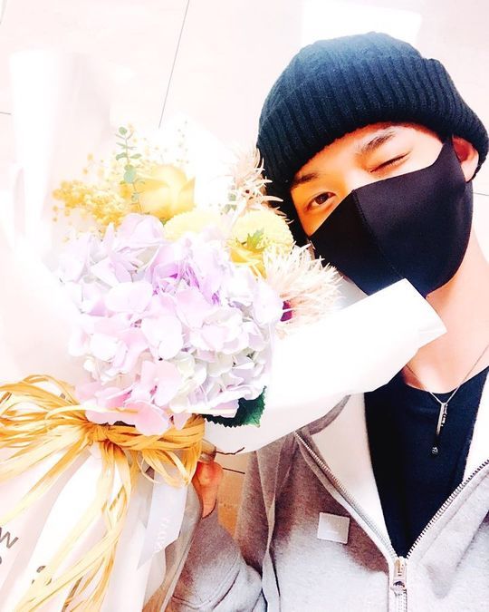 Bae Jin Young reveals brighter visuals than flowersOn the 11th, C9 Entertainment wrote on the official Instagram: [#Bae Jin Young] Welcome JINYOUNG.C9 accommodation and Bae Jin Youngs Selfie.In the photo, Bae Jin Young is wearing a beanie and holding a bouquet of flowers with a mask. His smile is made just by looking at the camera and winking.Fans are also hot in the new photo of Bae Jin Young, who has finished project group Wanna One and has never posted selfie to fans.Our boat picture, You are more beautiful than a bouquet and Do you debut the camp?Meanwhile, Bae Jin Young returned to C9 Entertainment, a subsidiary company that has seen since the expiration of the Wanna One contract on December 31 last year.Photo = Official Instagram of C9 Entertainment