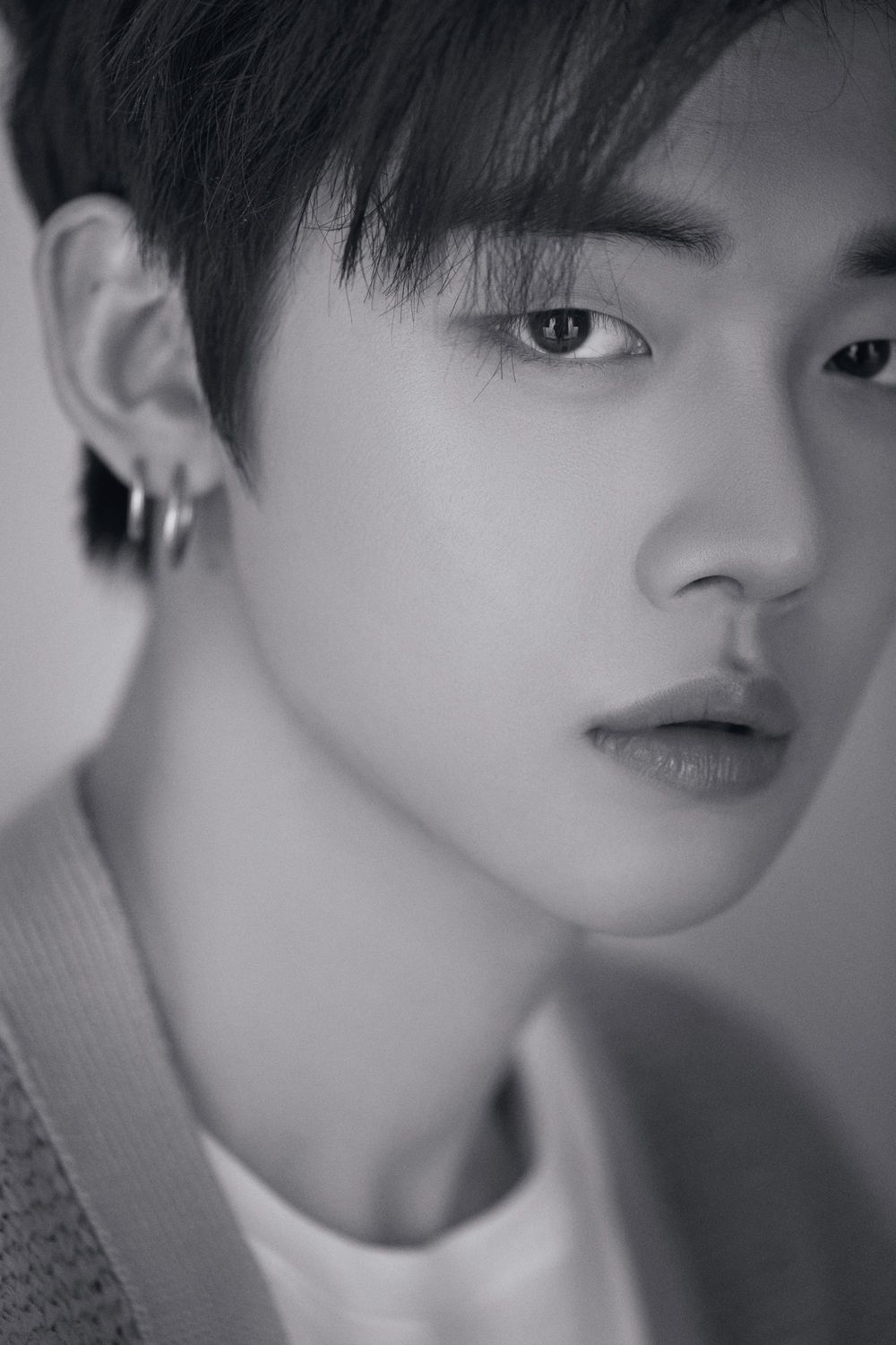 Big Hit Entertainment (hereinafter Big Hit) released the new group Tomorrow By Together (TOMORROW X TOGETHER) group name and the first member, Yeonjun, on its official website and SNS channel on the 11th at the same time.Tomorrow By Together is the first place of real-time search terms on major portal sites, just after the release of BTSs younger brother group.. Both Yeonjun and Big Hit have been ranked top search terms, and on Twitter, former World and Koreas real-time trend first placeHe was attracted attention by becoming a member.Yeonjuns introductory film, which was released together, exceeded 1 million YouTube views in three hours and climbed to a popular surge video, exceeding 5.4 million in 12 hours.Tomorrow By Togethers official Twitter account also surpassed 570,000 followers and 410,000 Instagram followers in 12 hours.Billboard also published an article that focuses on Tomorrow By Together and announced this through the official SNS channel.Tomorrow By Together is the second boy band of Big Hit and is a rookie to unveil after six years since BTS debuted in 2013, Billboard said. Just after the release, words like Tomorrow By Together hashtag, Big Hit and Yeonjun have become a former World trend.