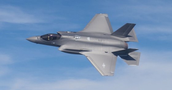 한국 공군이 주문한 F-35A 1호기가 시험비해을 하고 있다. [사진 방위사업청]