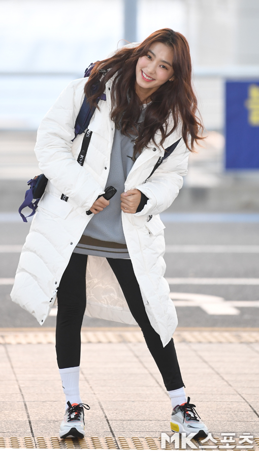 On the morning of the 13th, Yoon Bora left for Auckland through Incheon International Airport to shoot the law of the Jungle.Yoon Bo-ra poses as she heads to the departure hall.