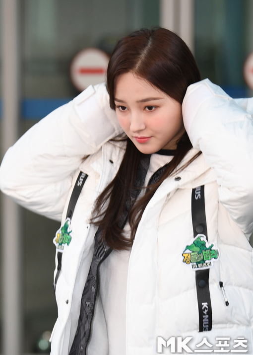 On Thursday morning, Momoland Nancy left for Oakland via the Incheon International Airport to film Jungles law.Nancy poses as she heads to the departure hall.