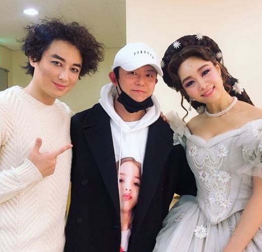First Generation Idol Tony Ahn, Ok Joo-hyun and Lee Ji-hoon met.Tony Ahn said on his 12th day, I saw musical # Elizabeth ~ I thought that Joo Hyun Lee and Ji Hoon were so good and wonderful that they were really good.# Tony Ahn # Ock Joo-hun # Lee Ji-hoon # We posted a picture with the article # wonderful # disgust.The photo shows Tony Ahn, Ok Jo-hyun, and Lee Ji-hoon posing in the musical Elizabeth waiting room.Tony Ahn, who watched performances by Ock Joo-hyun and Lee Ji-hoon, posed between Ock Joo-hyun and Lee Ji-hoon, who were still in the stage makeup.The friendship of Ok Joo-hyun, Tony Ahn, and Lee Ji-hoon, who were soloists in the first generation Idol Finkle, H.O.T in the 1990s, attracts attention.Meanwhile, Ok Joo-hyun and Lee Ji-hoon are currently appearing together in musical Elizabeth.