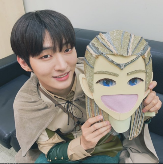 Yoon Ji-sung, a member of the group Wanna One, said that it was a tremble but pleasant experience about the King of Mask Singer.On the afternoon of the 13th, Yoon Ji-sung posted a photo on his SNS that revealed his feelings with a photo that appeared on MBC entertainment program King of Mask Singer.Have you seen King of Mask Singer today? said Yoon Ji-sung. Nagolatsu was that Yoon Ji-sung.I was nervous and nervous because I was alone in front of many people, but it was a thrilling and pleasant experience.I will be a young Ji-sung who will try hard to show a better picture in the future. Thank you very much. Yoon Ji-sung also released an authentication shot taken with a mask that was written and appeared in the King of Mask Singer.Yoon Ji-sung appeared as Nagolatsu in King of Mask Singer on the day and digested Crushs SOFA.yoon ji-sung SNS