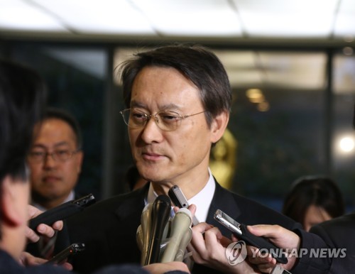 일본, 자산압류 항의 한국대사 초치…질문 답하는 이수훈 대사 (도쿄=연합뉴스) 김병규 특파원 = 이수훈 주일 한국대사가 한국 법원이 신일철주금에 대한 자산압류를 승인한 것과 관련해 9일 일본 정부의 초치를 받고 외무성에 들어와 기자들의 질문에 답하고 있다. 2019.1.9 bkkim@yna.co.kr
