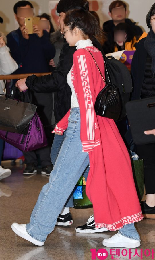 Girl group BLACKPINK (JiSoo, Jenny Kim, Rosé, Lisa) Jenny Kim is showing off her airport fashion by entering Incheon International Airport after performing in Bangkok, BLACKPINK 2019 WORLD TOUR with KIA [IN YOUR AREA] on the afternoon of the 14th.