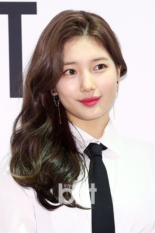 Singer and actor Bae Suzy attends the photo wall commemorating the exhibition of Dior Lady Art # 3 held at Cheongdam-dong Cheongdam House of Dior in Gangnam-gu, Seoul on the afternoon of the 14th.news report