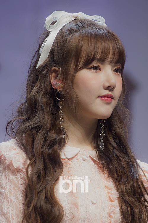 The showcase to commemorate the release of the group GFriends second music album Time for us was held at Yes24 Live Hall in Gwangjang-dong, Seoul, on the afternoon of the 14th.GFriend Yerin is making a variety of facial expressions.GFriend Yerin should say chicGFriend Yerin should say its lovelyGFriend Time for us contains 13 songs including the title song Ya.news report