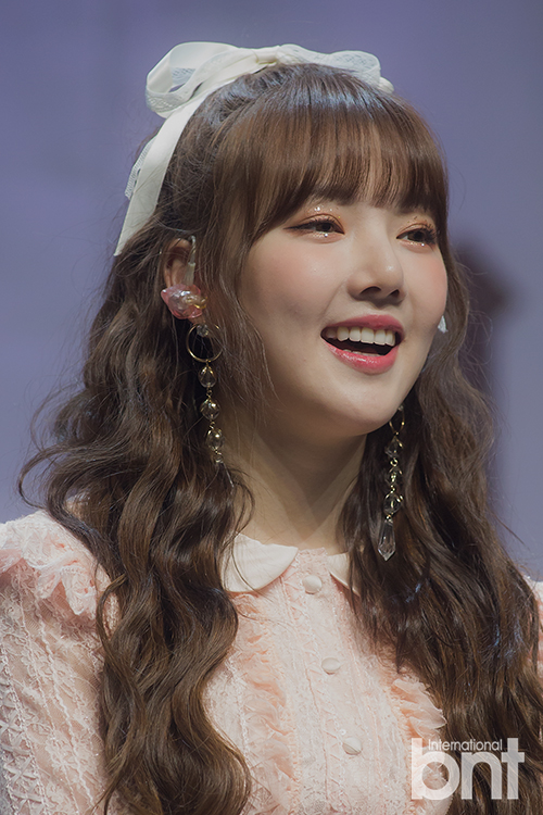 The showcase to commemorate the release of the group GFriends second music album Time for us was held at Yes24 Live Hall in Gwangjang-dong, Seoul, on the afternoon of the 14th.GFriend Yerin is making a variety of facial expressions.GFriend Yerin should say chicGFriend Yerin should say its lovelyGFriend Time for us contains 13 songs including the title song Ya.news report