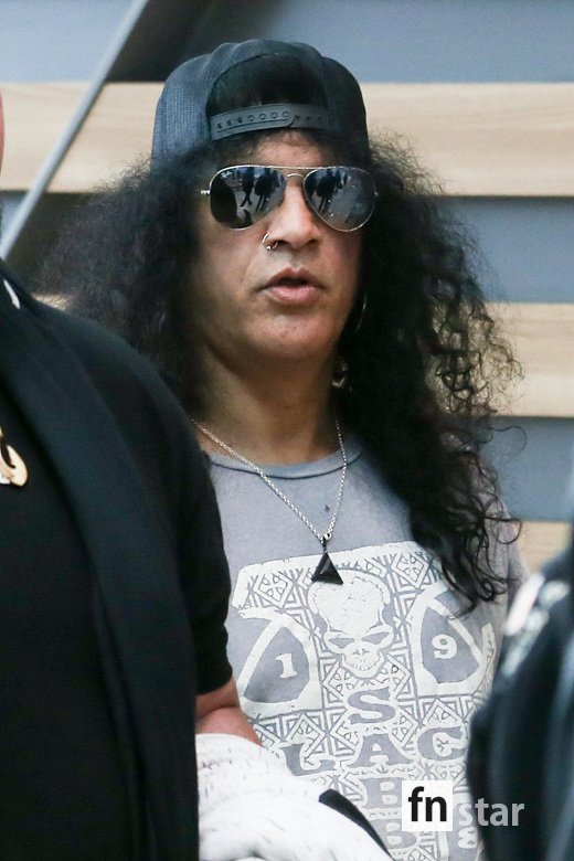 British-born group Guns N Roses guitarist Slash left the country via Incheon International Airport after a Concert in Korea on Friday afternoon.Slash, who presented his third solo Concert since his first visit with Michael Jackson in 1996, was a guitarist in the world selected by Time and Rolling Stone and was inducted into the Rock and Roll Hall of Fame in 2012.