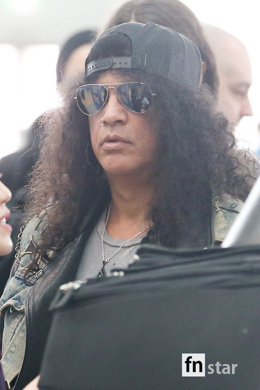 British-born group Guns N Roses guitarist Slash left the country via Incheon International Airport after a Concert in Korea on Friday afternoon.Slash, who presented his third solo Concert since his first visit with Michael Jackson in 1996, was a guitarist in the world selected by Time and Rolling Stone and was inducted into the Rock and Roll Hall of Fame in 2012.