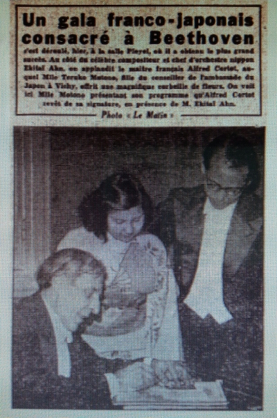 대표적인 프랑스의 나치 부역 신문인 <르 마탕 /> 1944년 4월 19일치에 실린 사진. 전날 파리에서 열린 ‘베토벤 페스티벌’에서 에키타이 안(오른쪽)은 유명 피아니스트 알프레드 코르토(왼쪽)와 ‘베토벤 피아노 협주곡 5번’을 협연했다. 삼인 제공