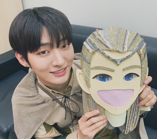 Wanna One Yoon Ji-sung expressed his feelings about appearing in The Masked Wang and expressed his commitment.Yoon Ji-sung said on his SNS on the 13th, Did you see Masked Wang today? Nagolatsu was that Yoon Ji-sung.I was nervous and nervous because I was alone in front of many people, but it was a thrilling and pleasant experience.I will be working hard to show you a better picture in the future.  Thank you very much. Yoon Ji-sung lost his mask after a confrontation with the wind lamp in the MBC entertainment program Masked Wang, which was broadcast on the same day.He said that he was not confident in his voice in the Masked Wang, and he also expressed his blunt feeling that it was the occasion to love him through the Masked Wang.