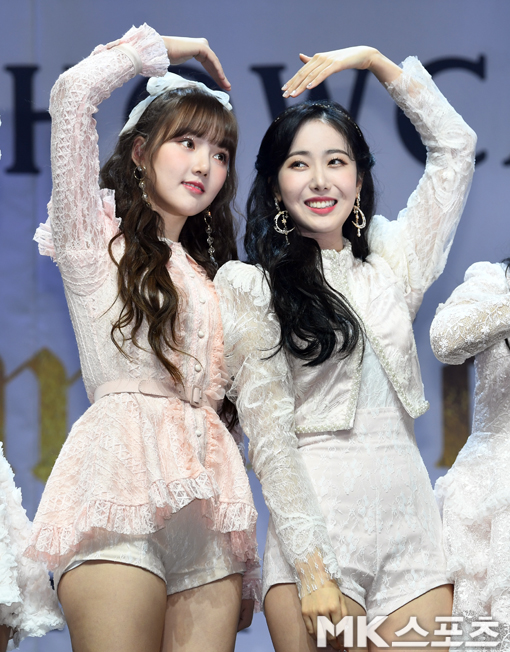 On the afternoon of the 14th, GFriend Time for us showcase was held at Yes24 Live Hall.GFriend Yerin and SinB pose in Photo Time