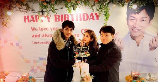 Lee Seung-gi reveals her birthday with colleaguesSinger and actor Lee Seung-gi wrote on his instagram on January 13th, Thank you for coming together!All The Butlers, Bag Bond, Space Strongest Lee Seung-gi Staff and posted photos.The photo shows colleagues celebrating Lee Seung-gi, who celebrated his birthday on January 13th.SBS entertainment program All The Butlers Lee Sang-yoon, Yang Se-hyung, Yuk Sungjae, SBS drama Bae Suzy, Yoo In-sik, Lee Seung-gis staff celebrate Lee Seung-gis birthday with cake.