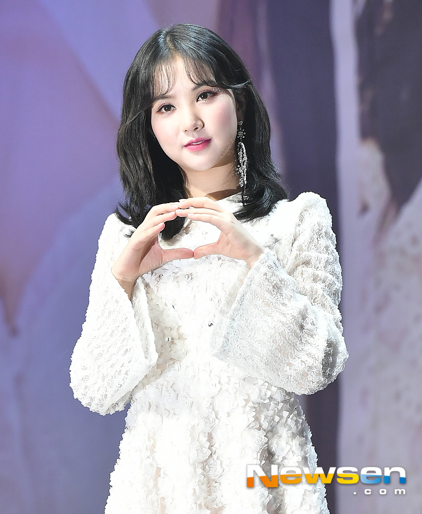 Group GFriend Eunha attends a comeback showcase commemorating the release of his second full-length album Time for us at the Gangjang Dong Yes 24 Live Hall in Gwangjin-gu, Seoul on January 14th.