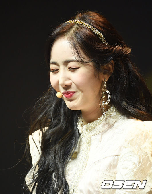 Singer GFriend (Hope, Yerin, Galaxy, Yuju, SinB, Thumb) held a showcase for his second full-length album Time for Us at Yes24 Live Hall in Gwangjin-dong, Seoul on the afternoon of the 14th.GFriend SinB smiles as he holds a meeting