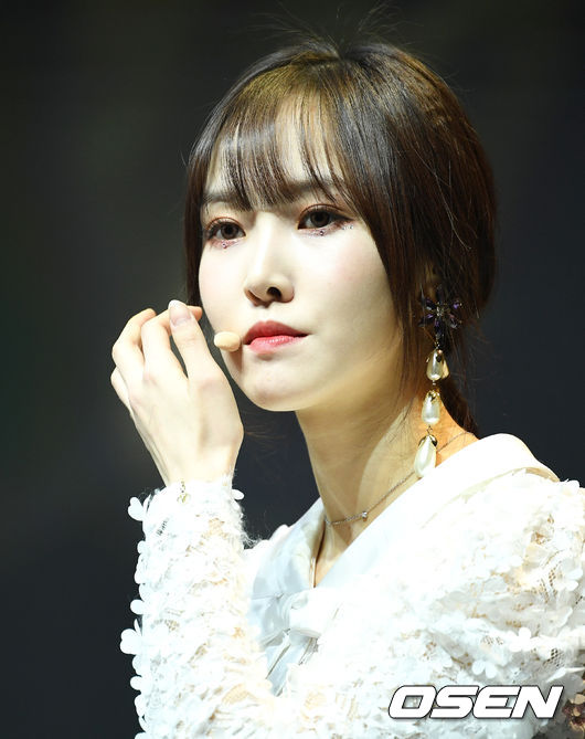 Singer GFriend (Hope, Yerin, Galactic, Yuju, Mystery, Thumb) held his second full-length album Time for Us showcase at Yes24 Live Hall in Gwangjin-dong, Seoul on the afternoon of the 14th.GFriend Yuju is holding a meeting.