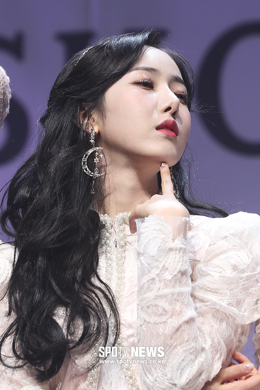 The showcase for the release of the second regular album Time for us was held at the Gwangjang Dong Yes24 Live Hall in Gwangjin-gu, Seoul on the afternoon of the 14th.GFriend SinB poses.