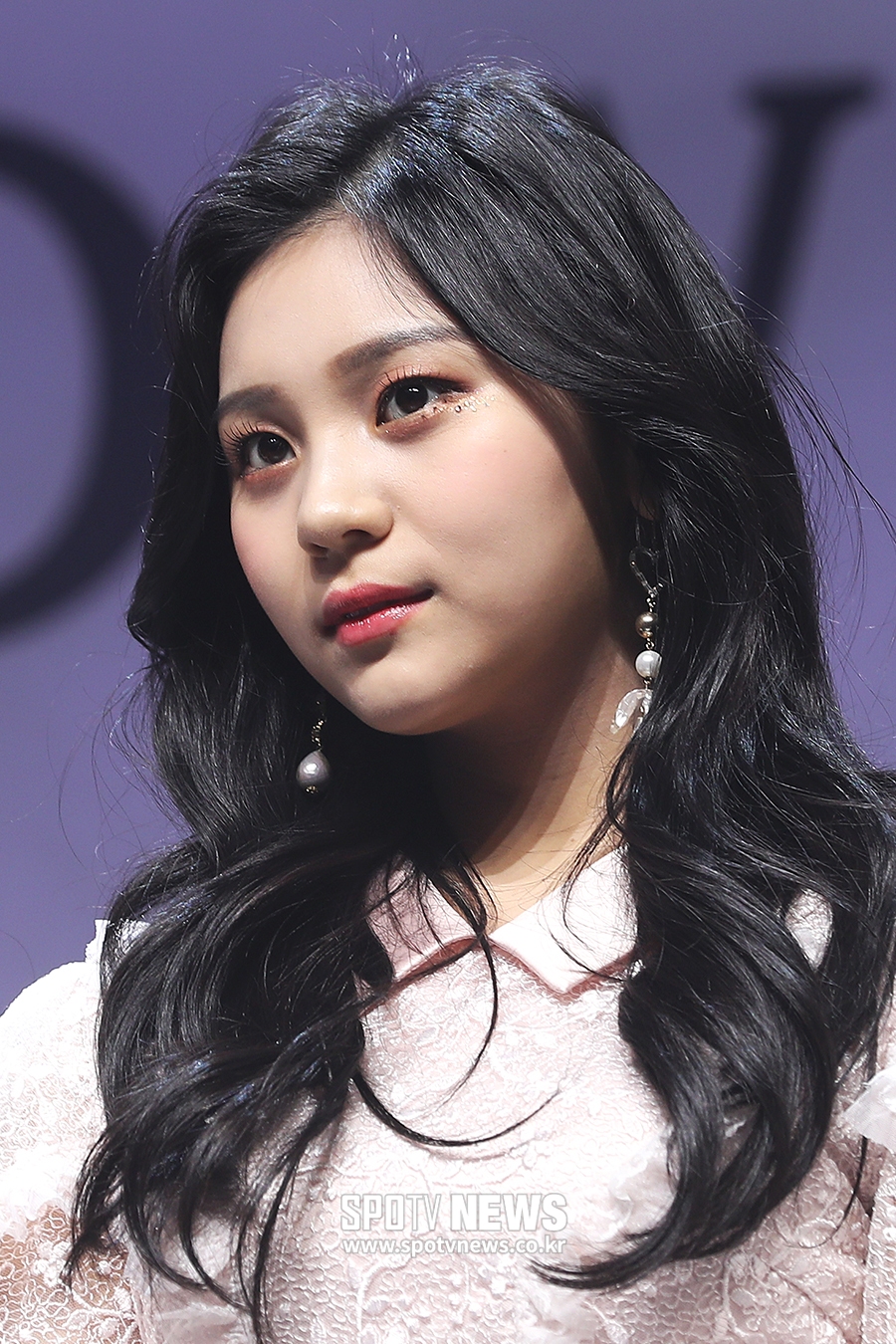 Girl Group GFriend The second regular album Time for us was released at the Gwangjang Dong Yes 24 Live Hall in Gwangjin-gu, Seoul on the afternoon of the 14th.GFriend Umji poses.