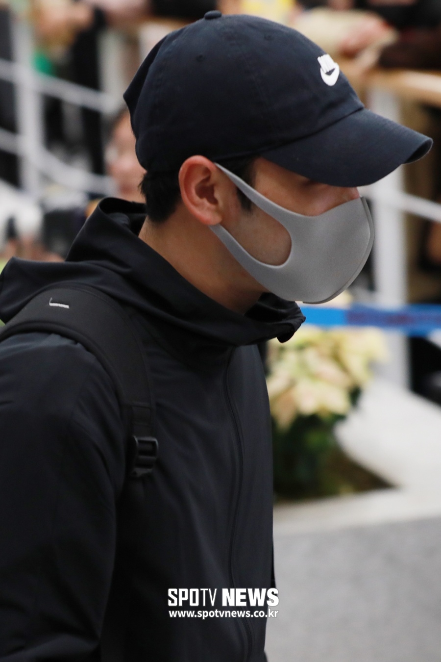 Jungle law member Baekho is performing Entrance through the Incheon International Airport after finishing the schedule on the afternoon of the 14th.Incheon International Airport Return Home