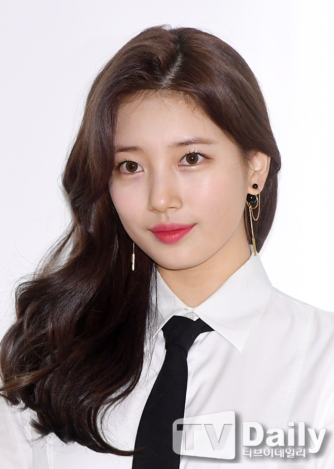 Actor Bae Suzy attends a photo wall event held at the Cheongdam House of Dior store in Apgujeong, Gangnam-gu, Seoul on the afternoon of the 14th.diol photowall event