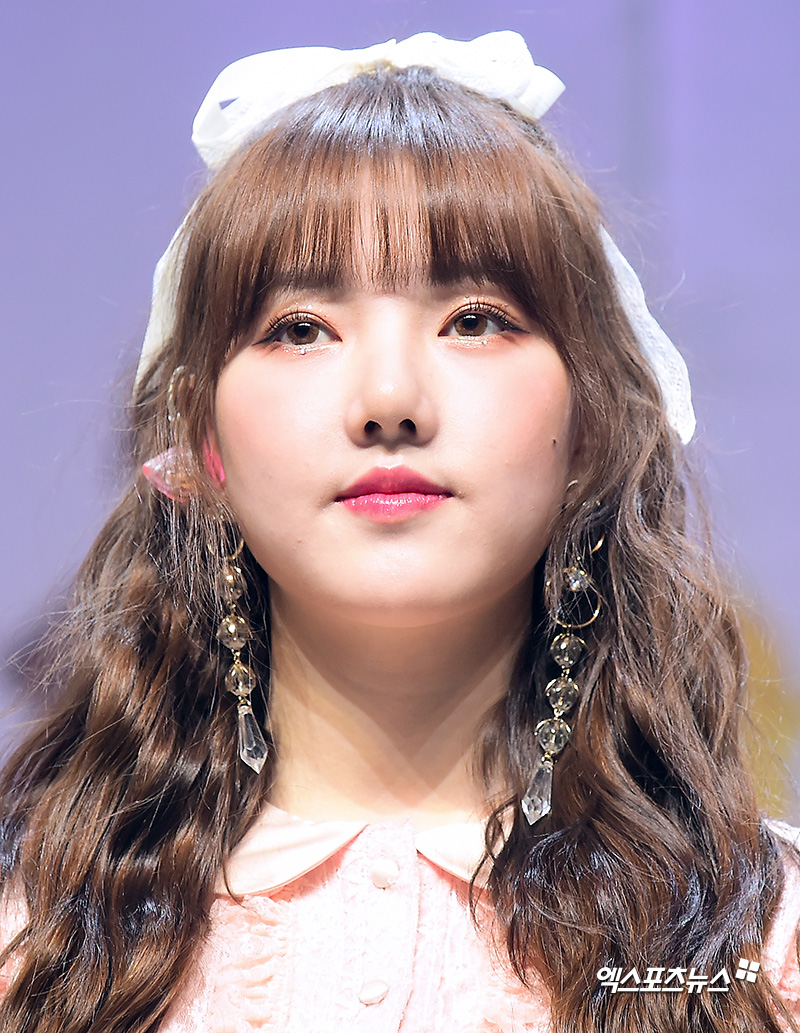 GFriend Yerin, who attended the media showcase of the second regular album Time for Us (Time for Earth) held at the Gwangjang Dong Yes 24 live hall in Gwangjin-gu, Seoul on the afternoon of the 14th, has photo time.