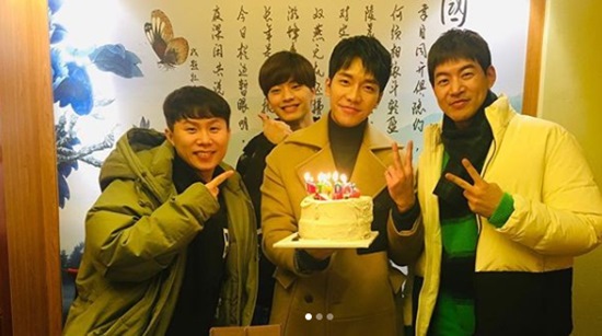 Singer and actor Lee Seung-gi has released a photo with All The Butlers and Vagabond team.Lee Seung-gi posted several photos on his instagram on the 13th with an article entitled Thank You for being with me on a true happy birthday!Lee Seung-gi in the public photo is with All The Butlers team and Vagabond team.Lee Seung-gi is smiling happily with a birthday cake and attracts attention.Meanwhile, Lee Seung-gi is appearing on SBS entertainment program All The Butlers and will return to the house theater with SBS drama Vagabond in May.Photo: Lee Seung-gi SNS