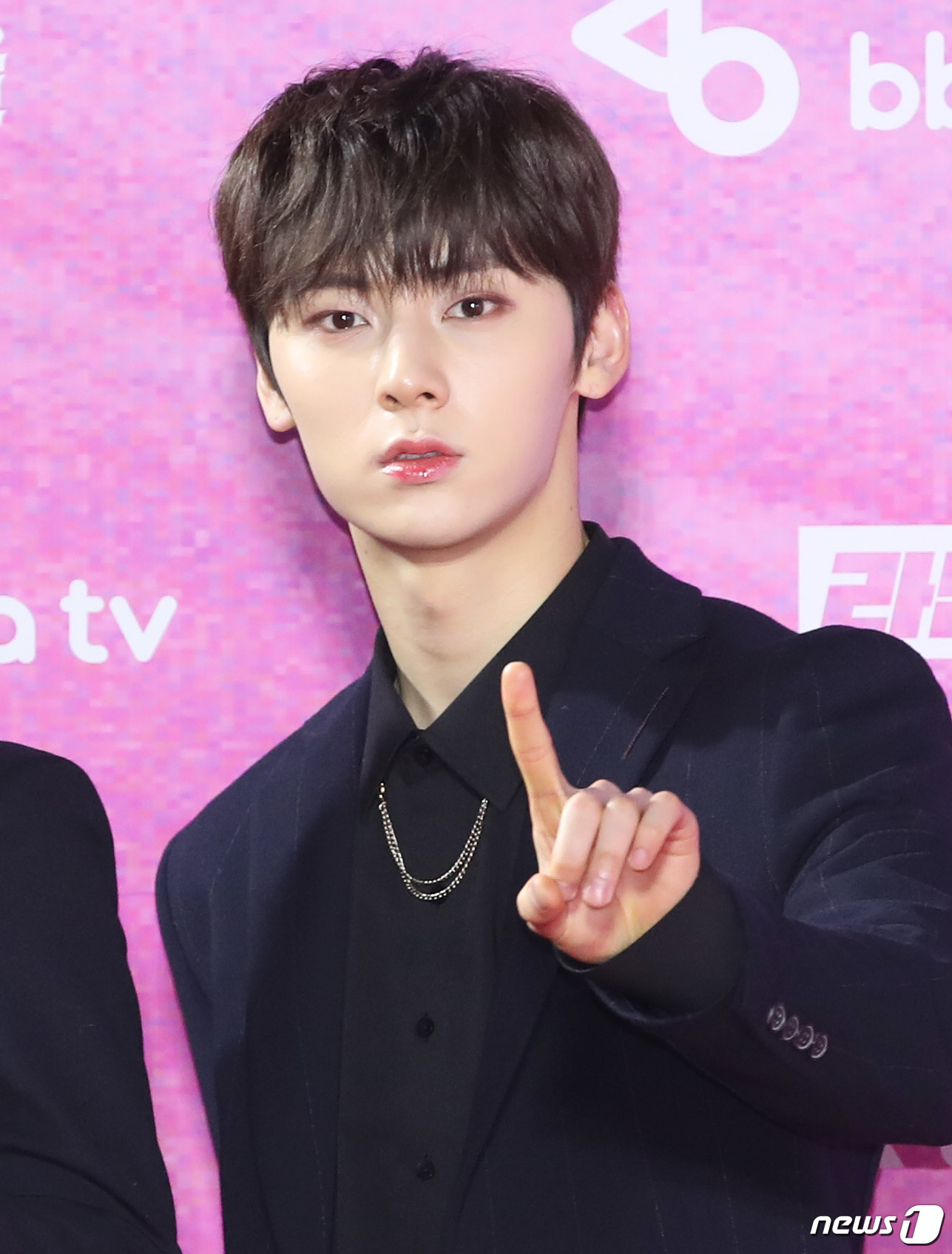 Seoul=) = Wanna One Hwang Min Hyon poses at the 28th High1 Seoul Song Awards red carpet event held at Gocheok Sky Dome in Guro-gu, Seoul on the 15th.2019.1.15